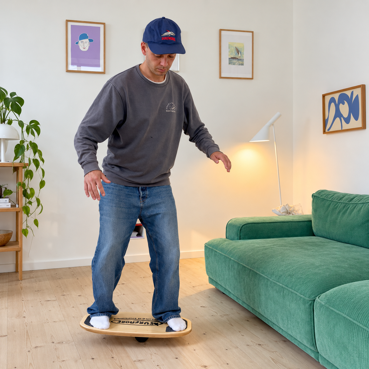 Mand står på SURFMORE Flow Balanceboard i stuen