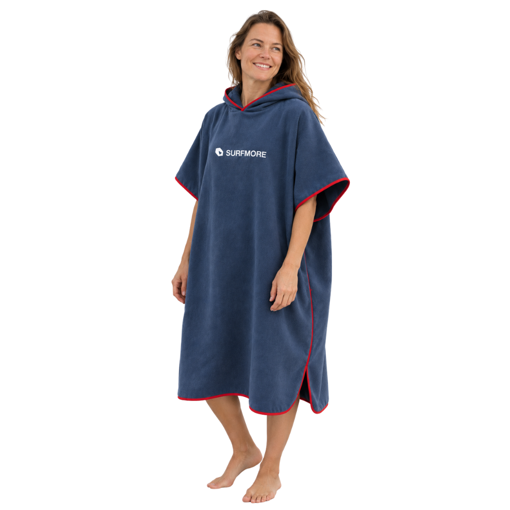Kvinde i SURFMORE Ocean Badeponcho i Microfiber - Navy