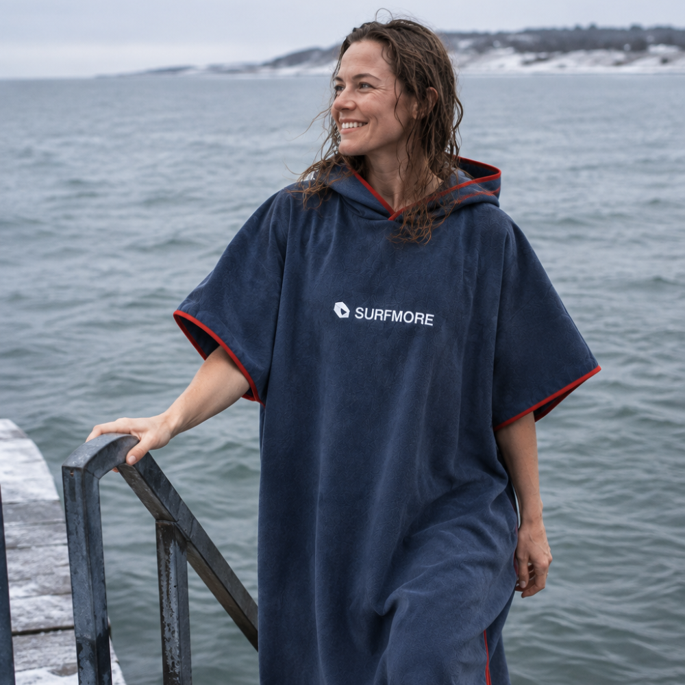 Kvinde vinterbader i SURFMORE Ocean Microfiber Badeponcho