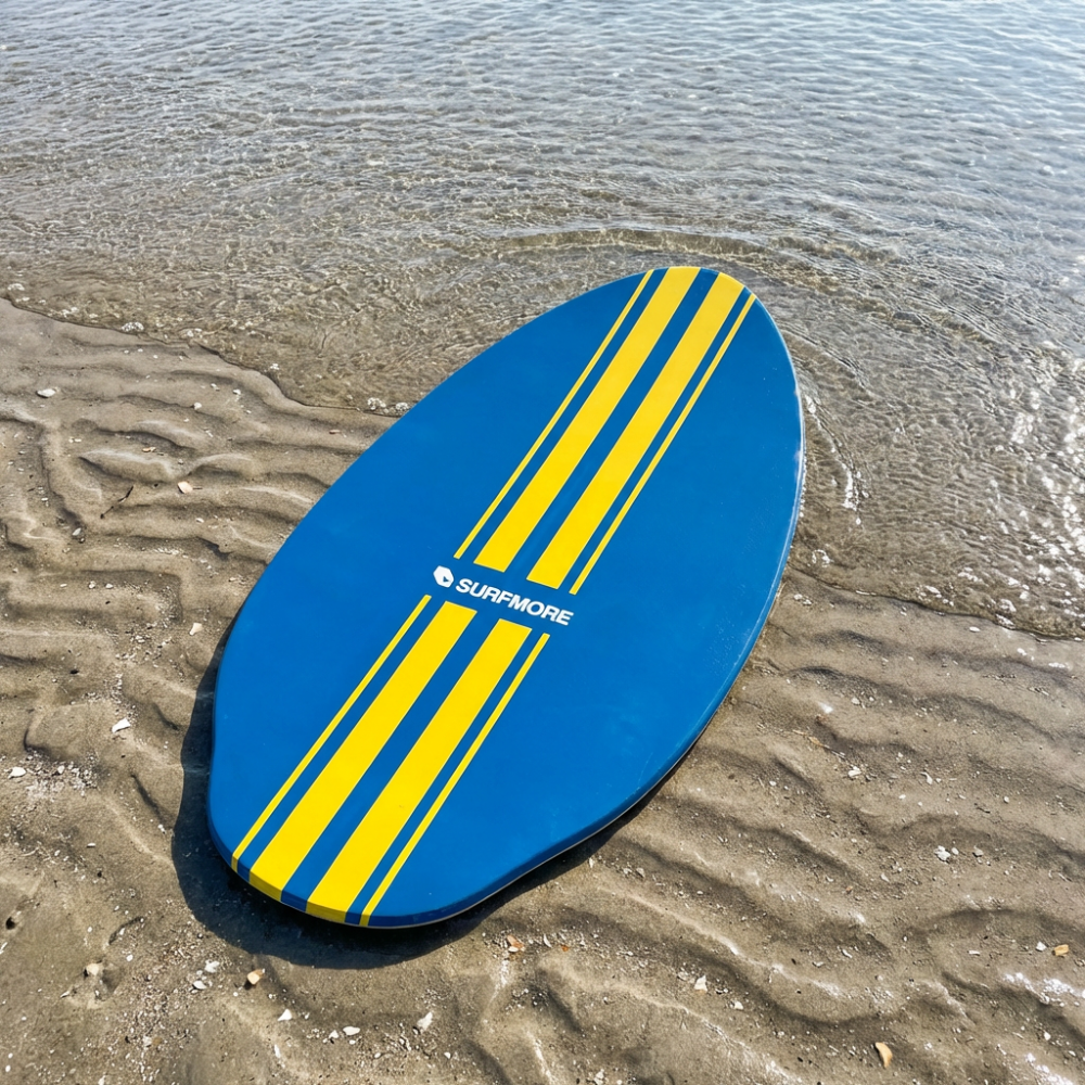 SURFMORE Classic Skimboard Blue Stripe ligger på vandet